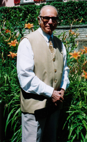 Le Dr Georges Dumitresco dans la cour de son jardin, 2004